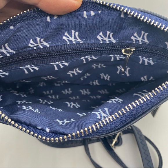 New York Yankees purse from New York Yankee franchise with detachable strap. - Picture 5 of 10